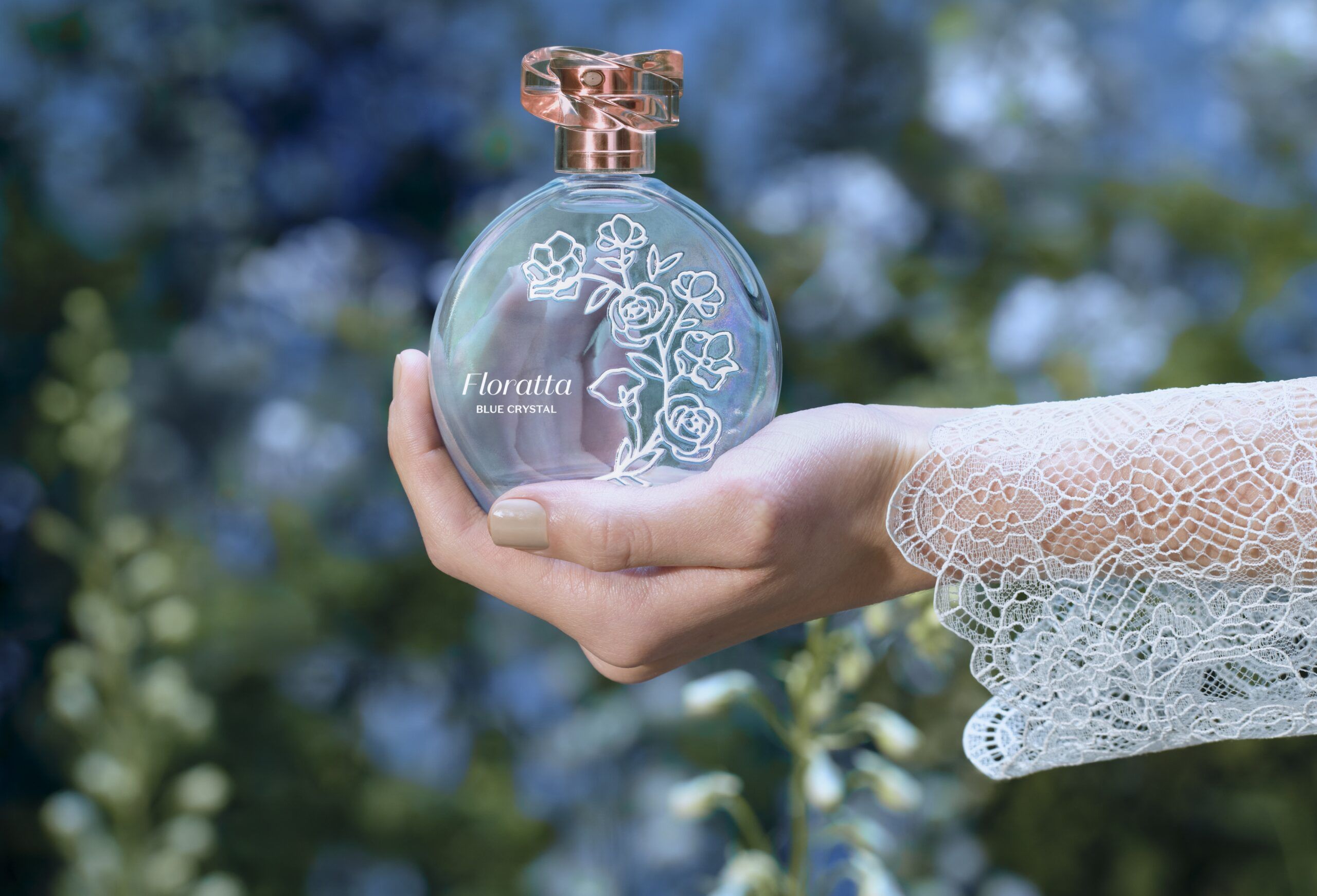 O Boticário lança Floratta Blue Crystal e celebra o romantismo da mulher do Centro-Oeste que transita entre o campo e a cidade.